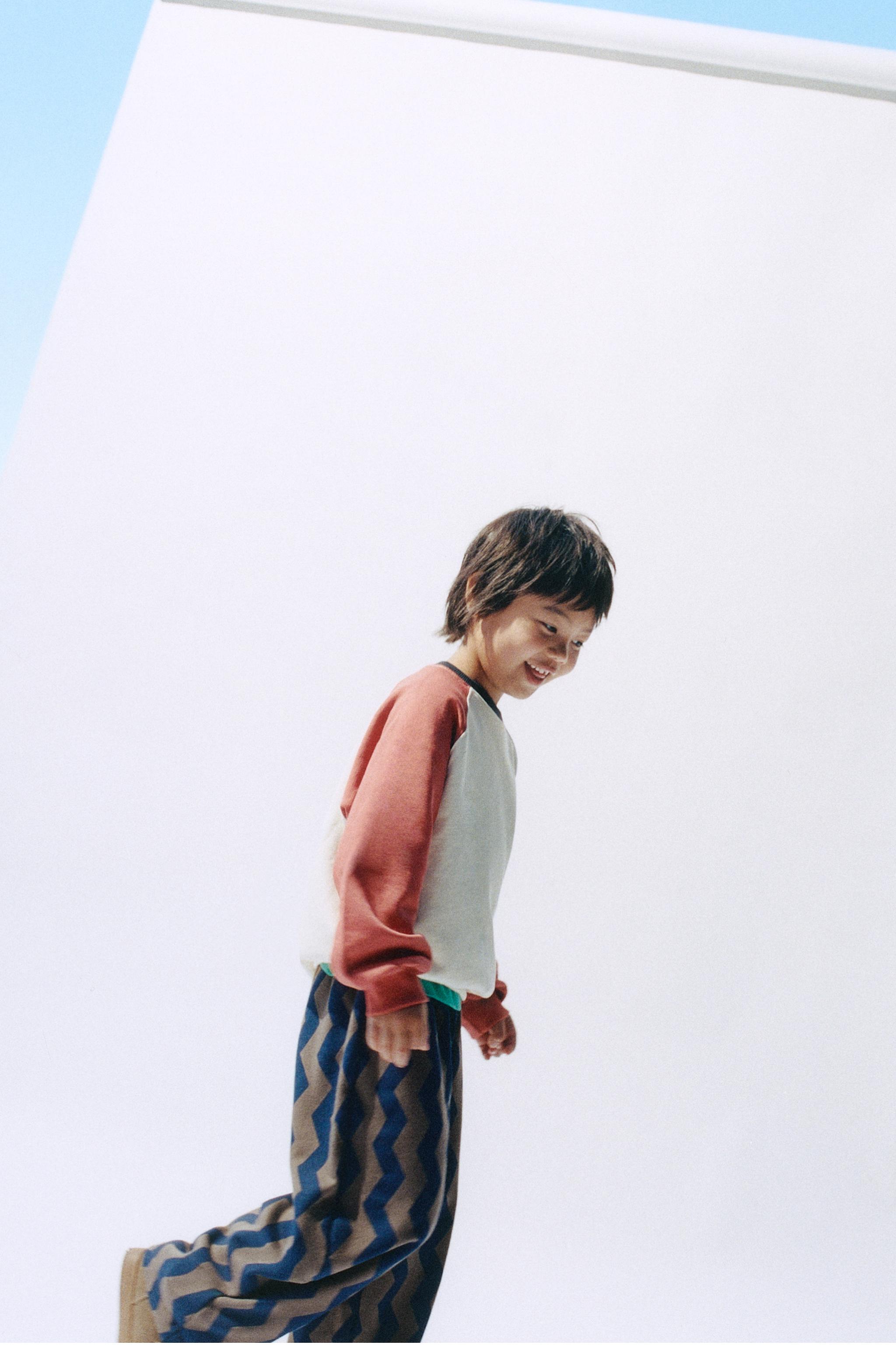 RAGLAN SLEEVE SWEATSHIRT WITH LABEL